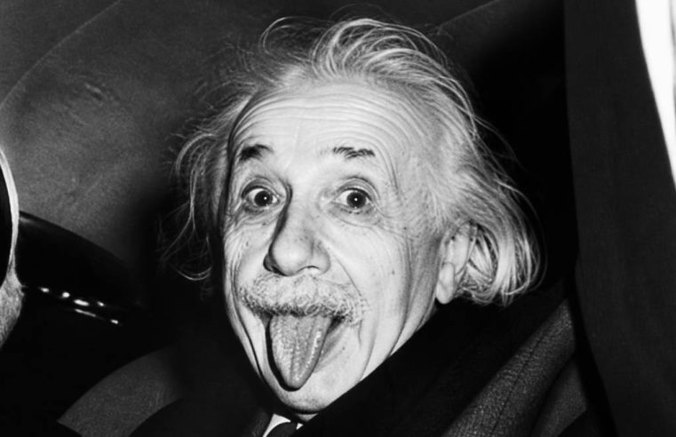 Albert Einstein tire la langue : l’histoire de la photo culte